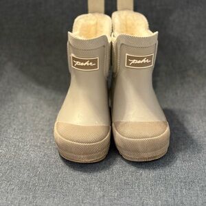 Pehr Toddler Winter/Rain Boots – Size 6 – Faux-Fur Lined – Neutral Taupe